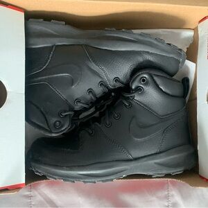 Nike Leather Boots Boys Size 2.5 great condition! Color Black with original box